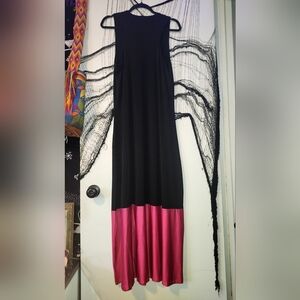 ✨️Charlie Paige Black and Fuchsia Sleeveless Colorblock Maxi Dress✨️
